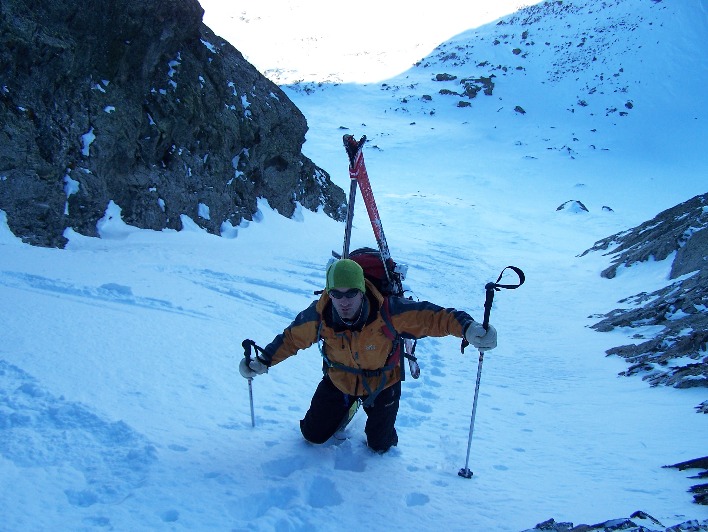 Cyril dans le couloir : Montée dans le couloir sous la croix.