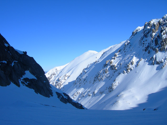 Punta à i Ciotti : Encore au soleil alors que le fond du vallon est à l'ombre à 14h.
