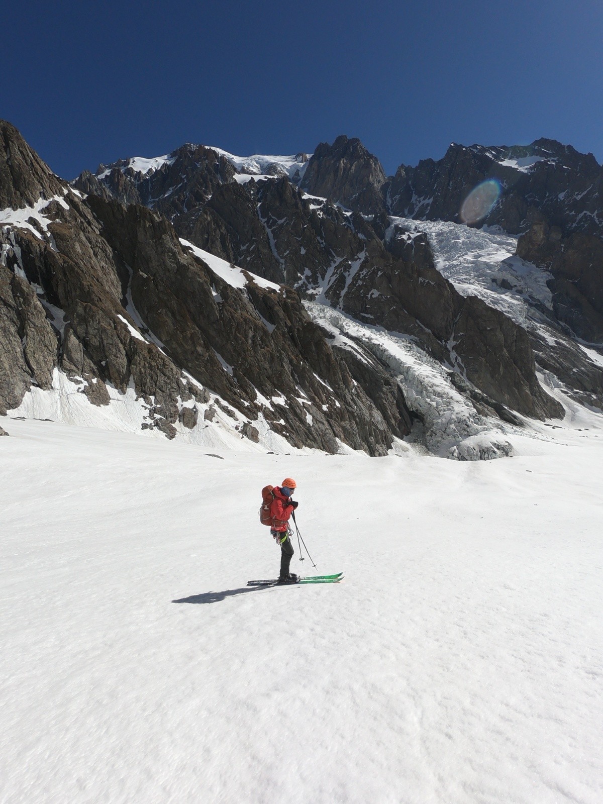 on se sent petits ici bas sous les glaciers plongeants du sommet du Mont-Blanc