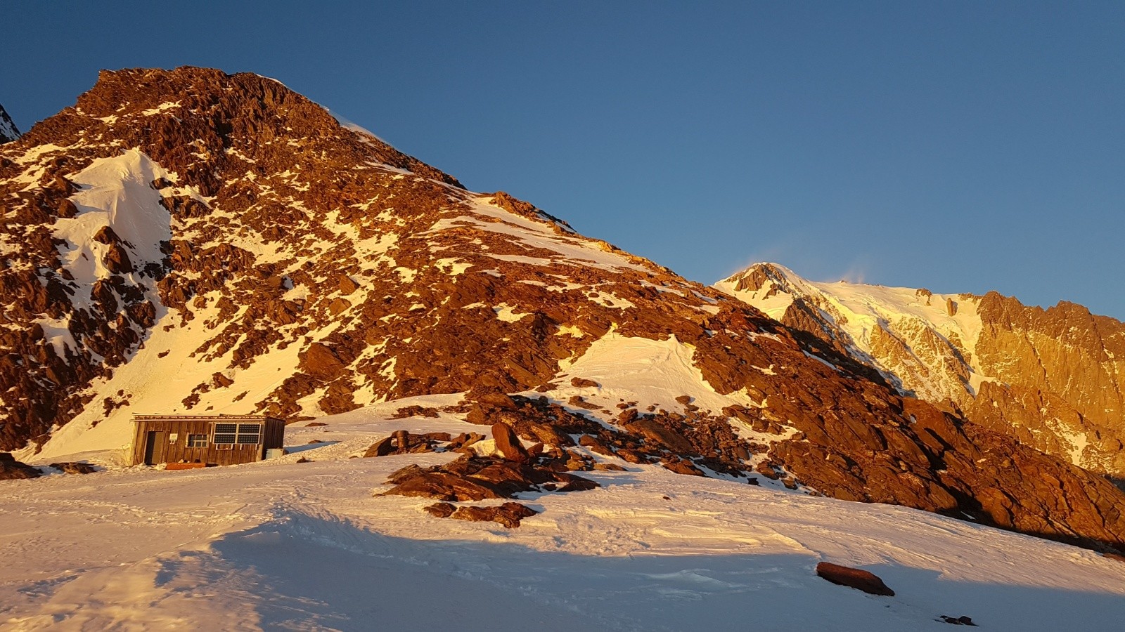 le refuge et le Mont-Blanc dans une ambiance féérique 