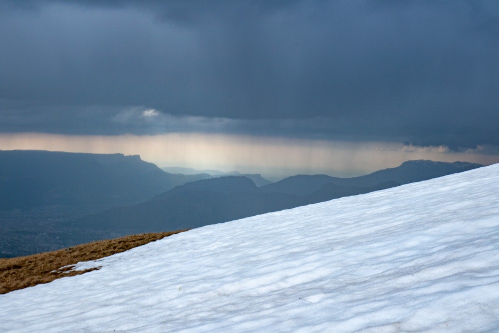 ca pleut la bas mais pas ici 