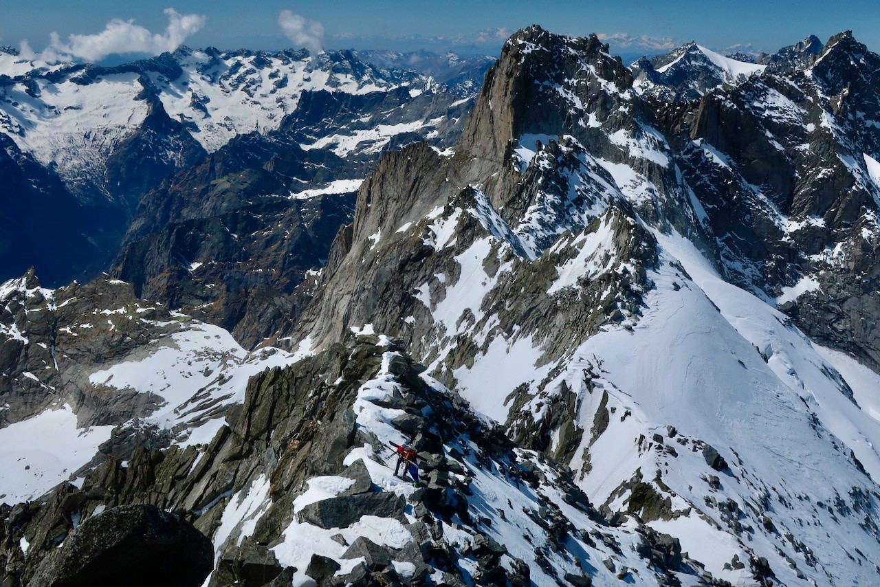 Descente délicate en mixte avant de plonger vers Kima