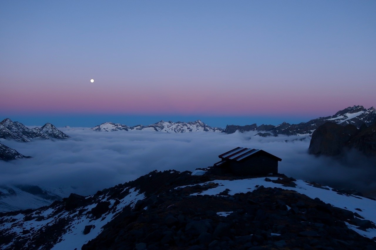Coucher de lune sur le refuge Kima