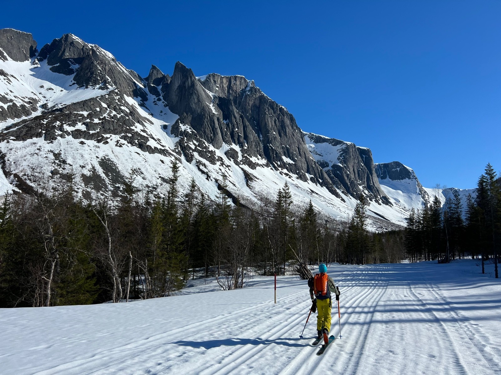 Départ skis au pied sur les pistes de ski de fond.