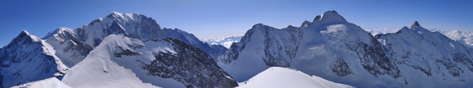 Pano du côté sauvage du massif du Mont Blanc