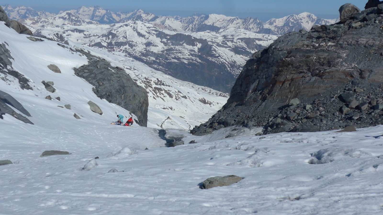 L'arrivée sur le glacier de Chavière. Pas évidente. Il vaut mieux passer par la piste du col, quitte à redecendre quelques mètres.