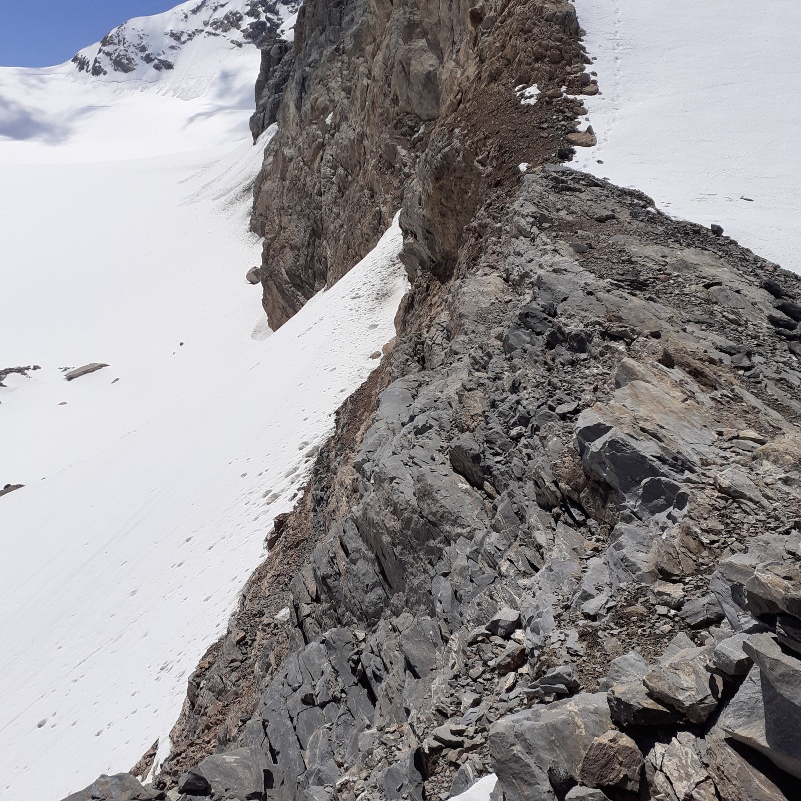 Au col de la Tsanteleina, la descente pour rejoindre le glacier de Soches