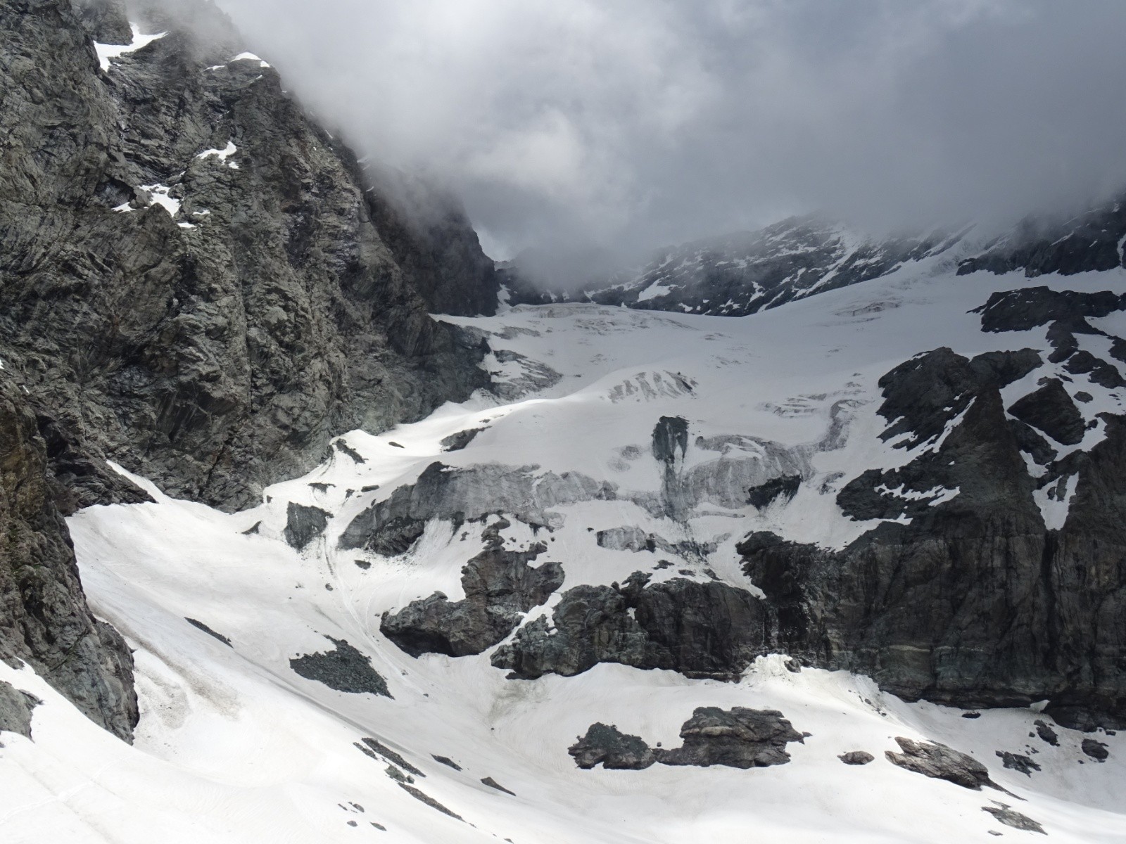 Vue d'ensemble du glacier du Geay, avec le final étroit