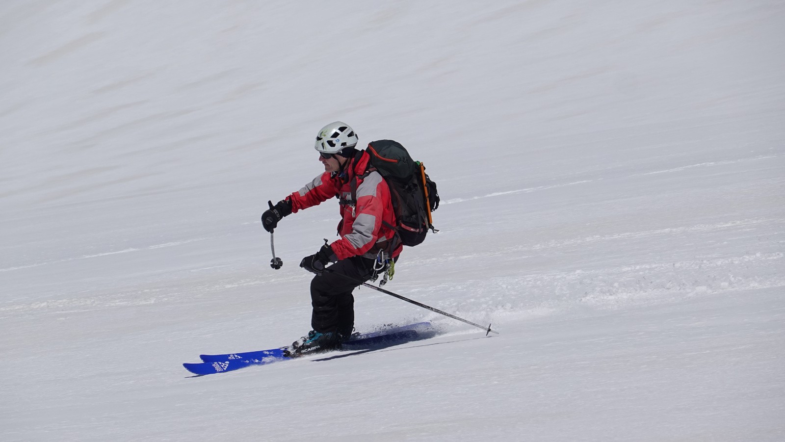 Neige lisse sans relief parfaite à skier