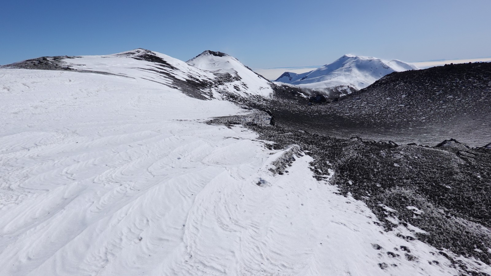 Depuis le sommet, le volcan Nevado et ses 3212m