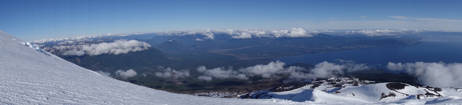 Panoramique sur le volcan Calbuco dans les nuages et la Laguna Llanquihue