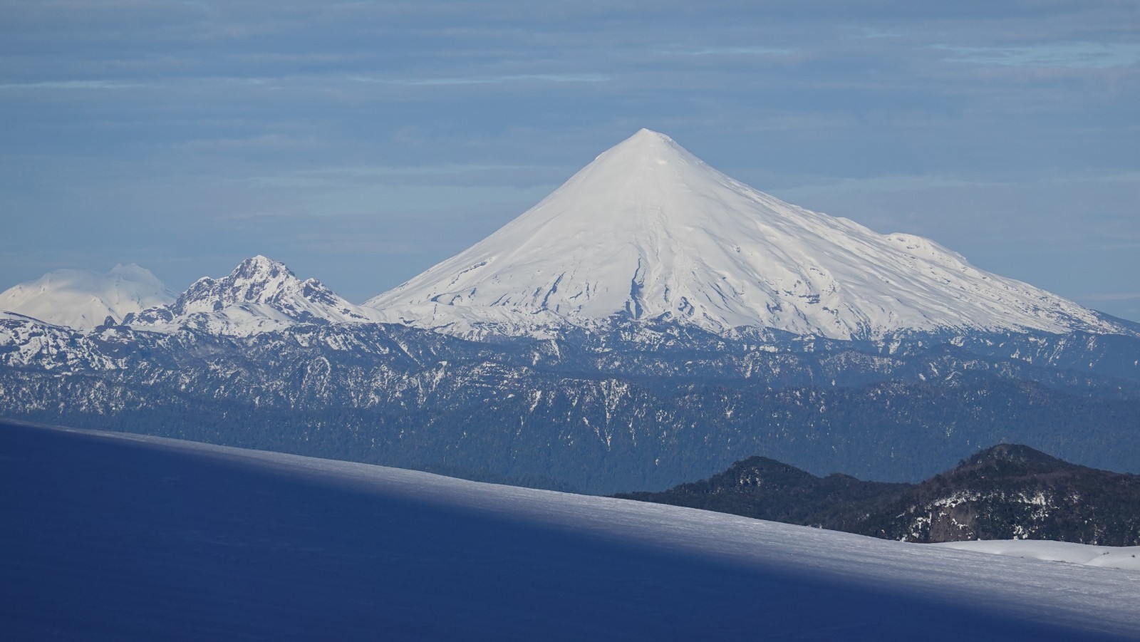 Le volcan Osorno au téléobjectif : on voir bien l'itinéraire de descente par le versant Est qui permet de skier depuis le sommet en évitant les champignons de glace présents en versant Ouest et Nord