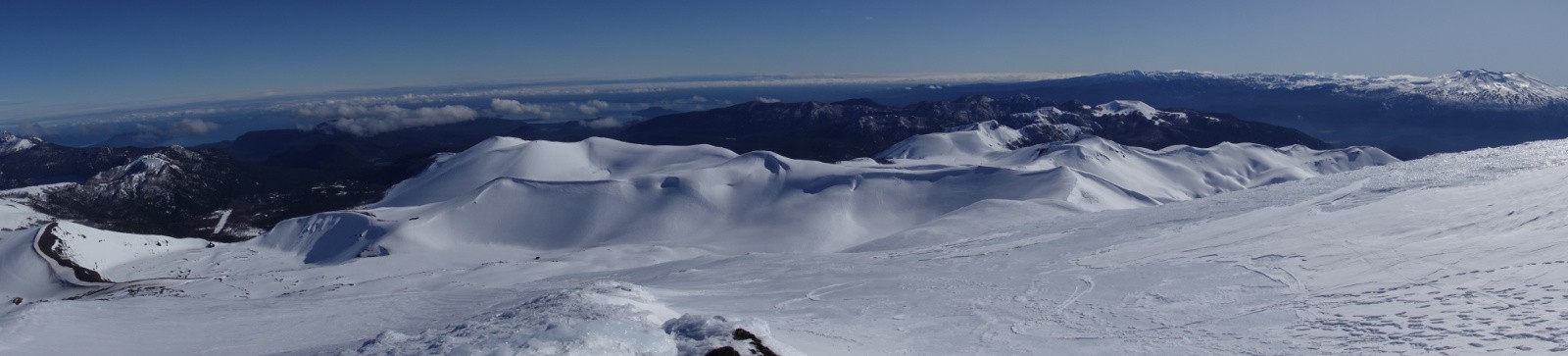 Panorama vers le Nord et l'itinéraire d'ascension : le volcan Puyehue à droite de la photo
