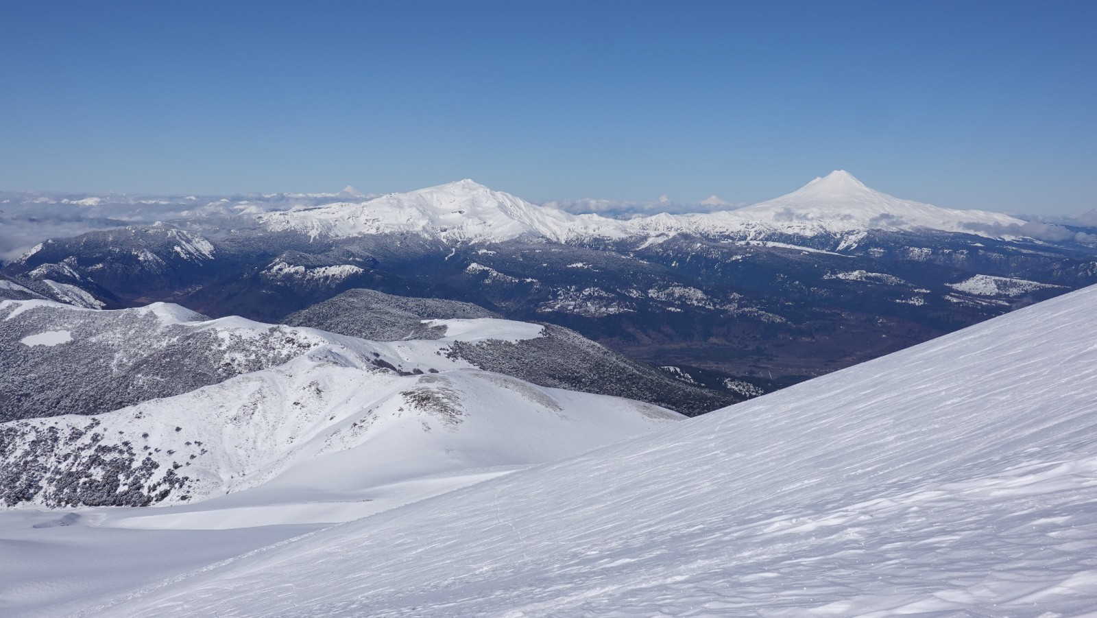 Le panorama en cours d'ascension depuis le volcan Lanin, la Sierra Nevada et les volcans Villarica et Llaima