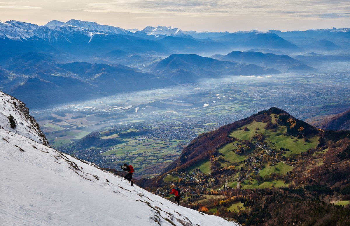 Neige idéale pour le cramponnage, au-dessus de la vallée qui plus est...