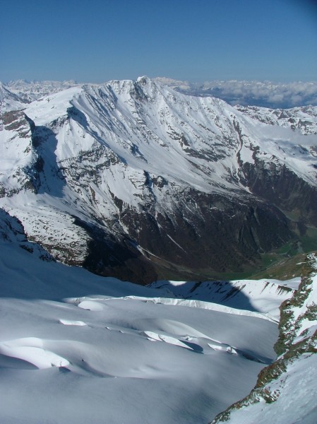 Glacier du Geay : Faces N de Bellecote et Pichères encombrées de coulées.