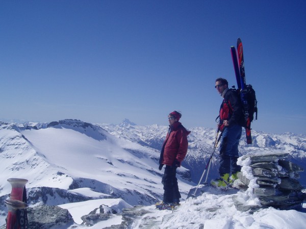 Sommet du Mont d'Ambin : Le Mont d'Ambin culmine à 3378 m et domine le massif, il offre un panorama superbe sur les alpes françaises et italiennes; au loin la Pointe ferrand, encore plus loin, le Viso