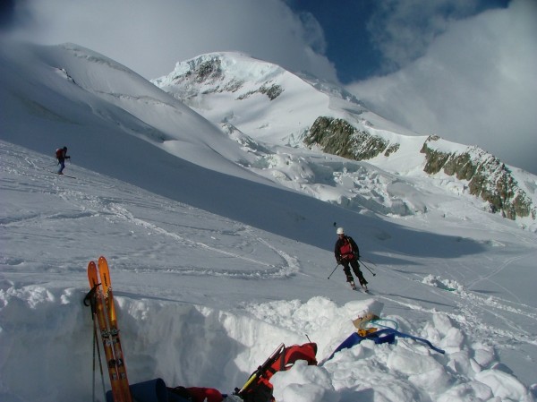 retour au bivouac : On voit bien le profil de l'arête N.