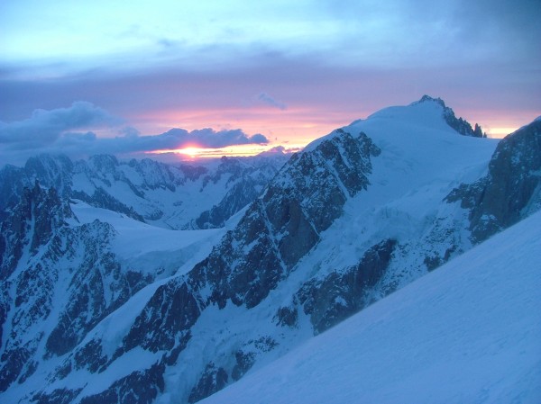 lever du soleil : Lever de soleil sur le Tacul contrarié par les nuages