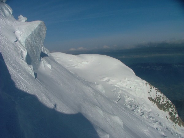 Dans la face : Ressauts raides entre les séracs, face à l'aiguille du Goûter.