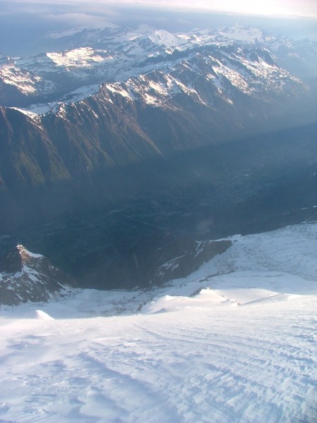 Le haut de la face : Vue depuis la pointe Bravais 4057m. En bas Chamonix s'ébroue.