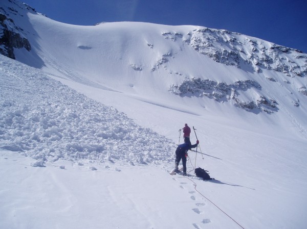 Plateau glaciaire terminal : La face parait plaquée et des coulées conséquentes sont déja tombées la veille ou l'avant veille: Attention, la suite va être compliquée !!!