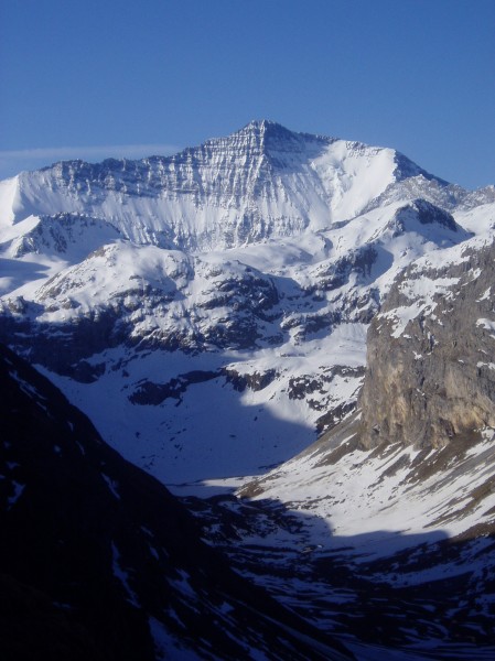 La Gde Casse : La face nord de la grande Casse avec son célébre couloir des Italiens et sa "petite face nord" tout aussi célébre; au fond du vallon, le lac de la Plagne