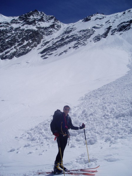 Joli descente : Derrière françois, on aperçoit le couloir ouest du dôme de la Sache descendu par Nat récemment; chapeau bas Mr "Choux fleur"