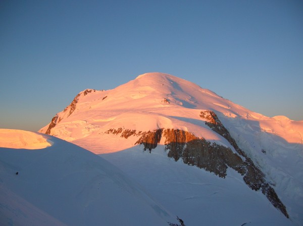Le Mont Blanc : Le Soleil fait son apparition sur l'objectif du jour...
