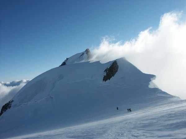 Mont Blanc : Premières lueurs au col de la Brenva.