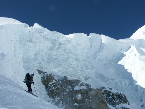 Mont Blanc : Val au milieu de la face nord sous des cathédrales de glace.
