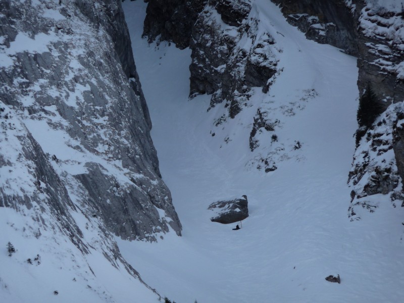 zoom sur le couloir : un skieur mets les crampons