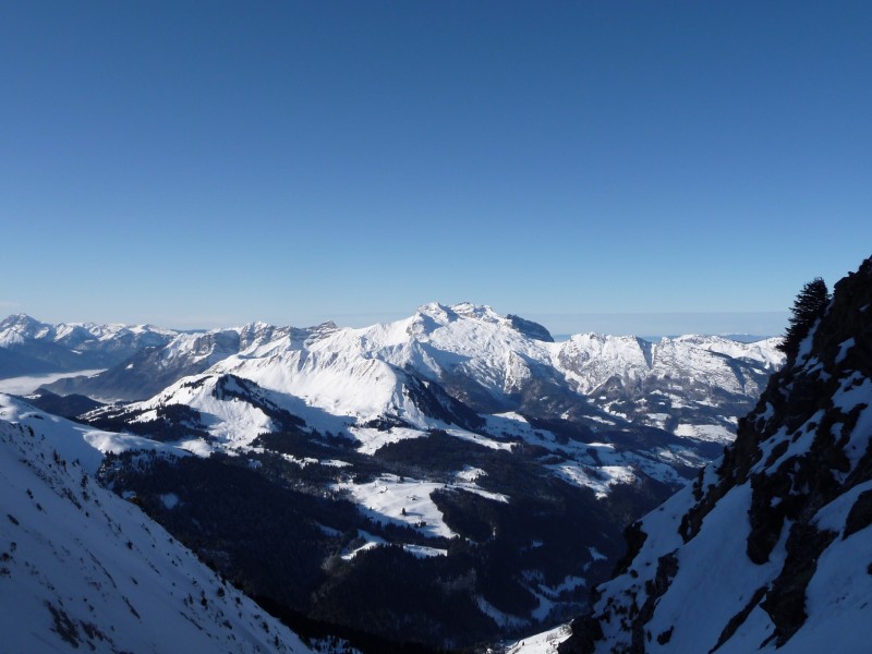 vue sur les montagnes : vue sur la tournette en face depuis le sommet du coillu et le chauchefoin à gauche