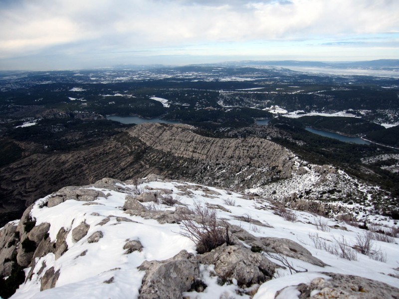 Vue vers le lac du Bimont : La Provence sous la neige, c'est pas tout les jours... et c'est bientôt fini
