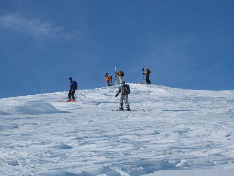 début descente : neige sculptée sous le sommet
