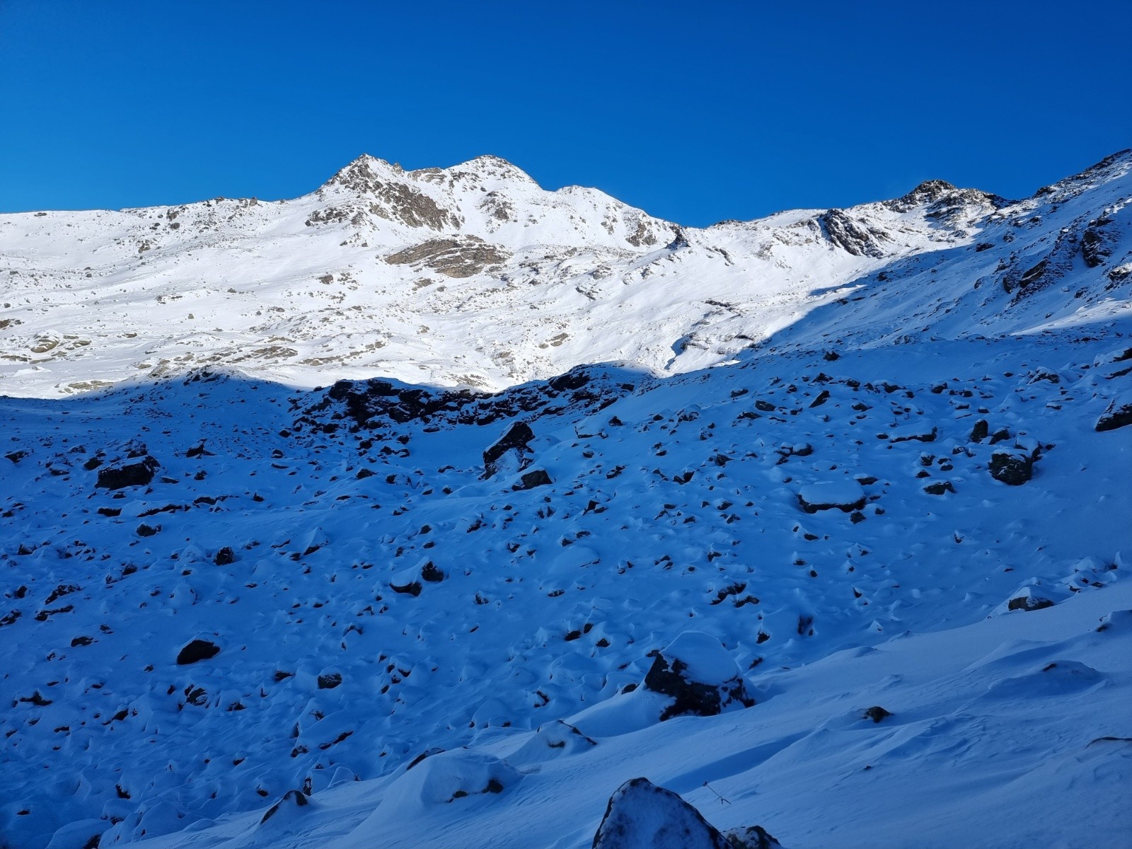 Le Mont du vallon versant sud. Le secteur manque cruellement de neige. 