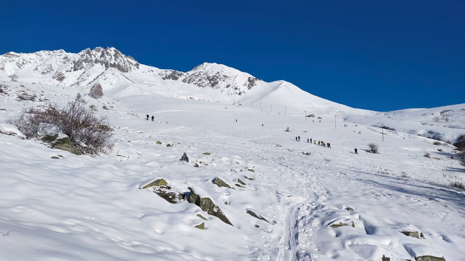 Etat des lieux de la station en direction du col de la Madeleine. Peu de neige, mais ça passe sans touchette (neige dure sur de l'herbe)