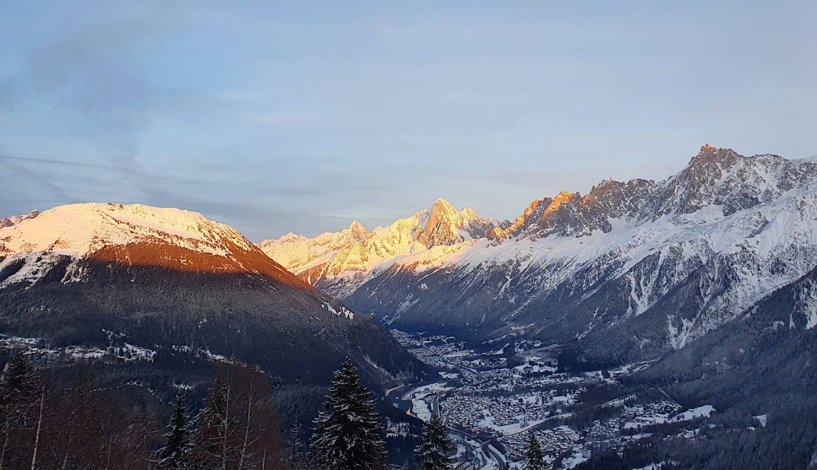 La Verte se cache derrière son petit doigt et les aiguilles de Chamonix se poussent du col