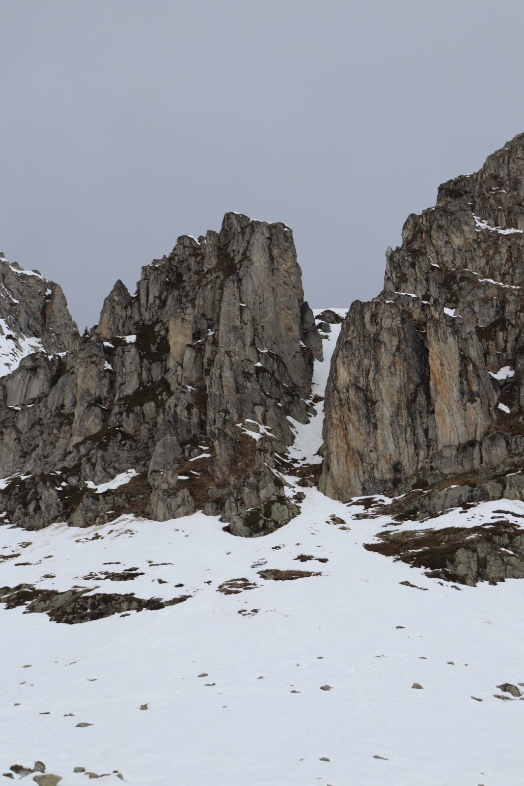 Couloir sans nom ? Sous la louche percée. 