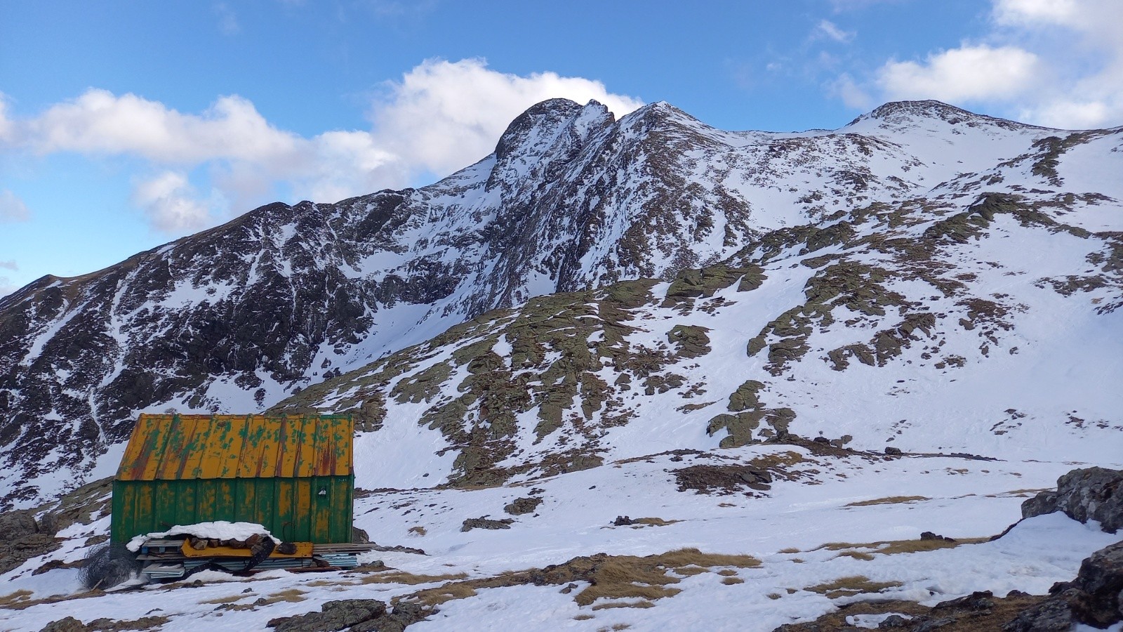 #5 La cabane en tôle avec le sommet et son antecime à droite La cabane en tôle avec le sommet et son antecime à droite