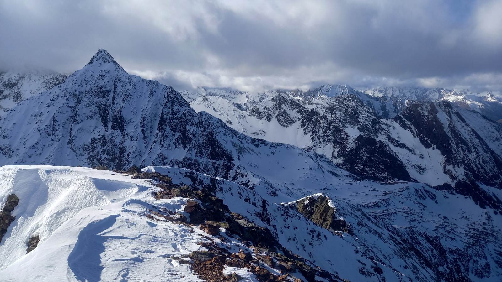#3 Du sommet, les Parraouis et l Du sommet, les Parraouis et l'antécime dessous au soleil
