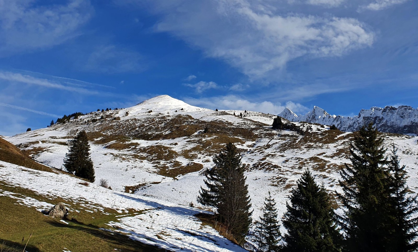 Depuis la piste du col... c'est bien sec sur le bas, mais ça passe assez bien.