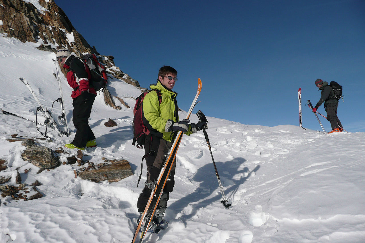 Rencontre au sommet : Au col de la Valloire, rencontre sympathique avec le groupe de 3 skitouriens qui nous a précédé sur cette boucle