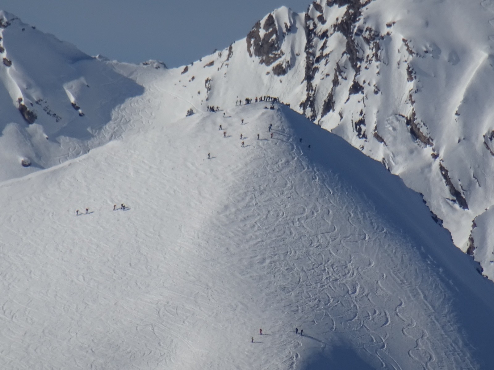 Ca semble plus parcouru au Pic Blanc en face