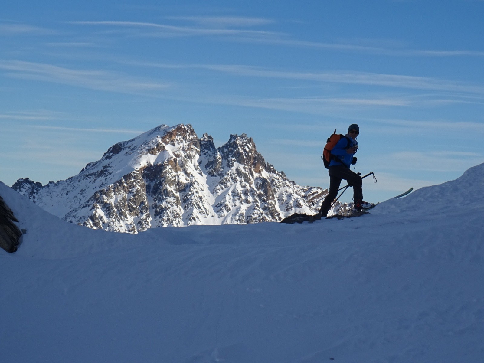 Alpiniste plein ciel encore, et à l'attaque