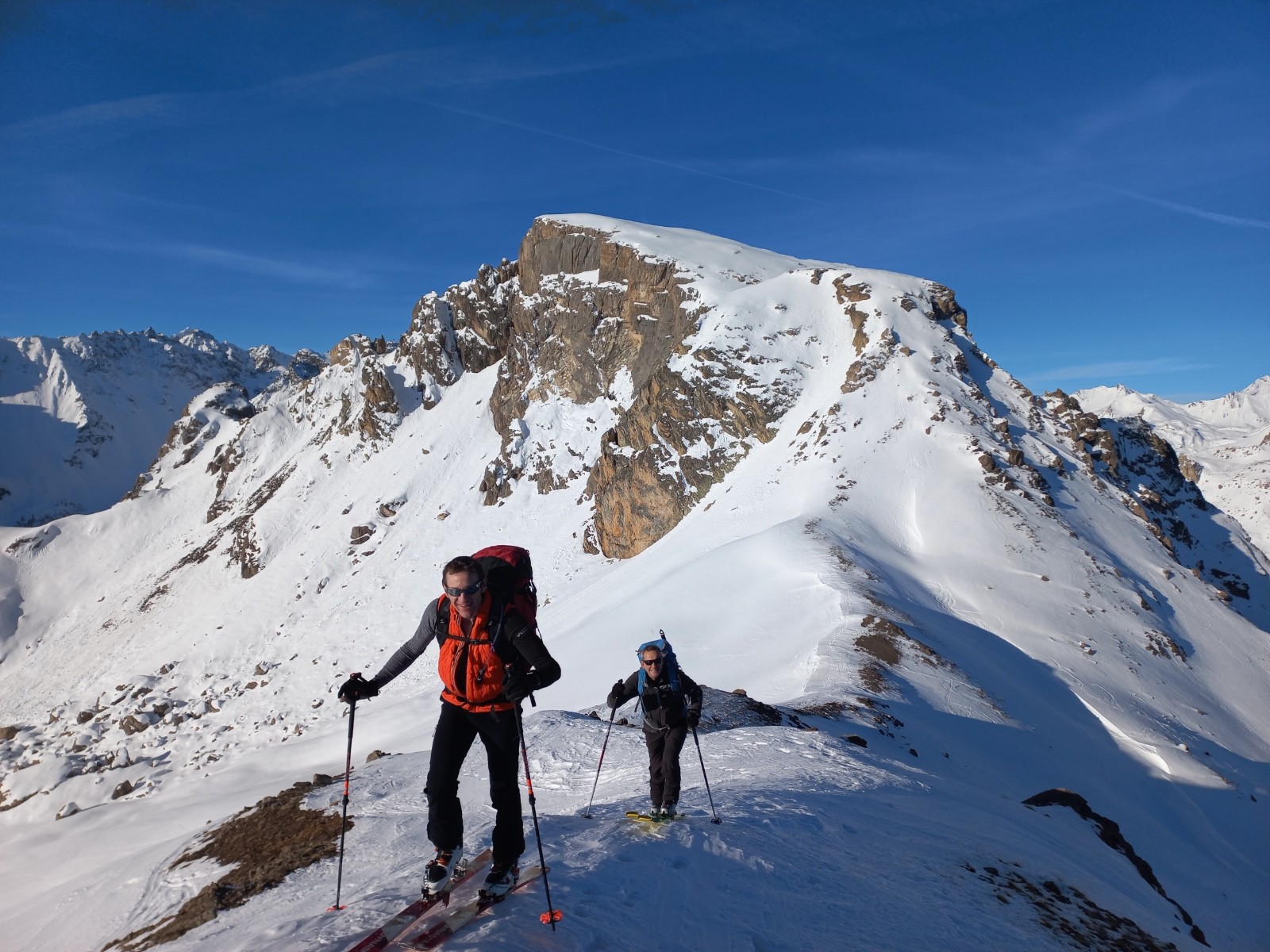 Ils ont le sourire les jeunes avec le col et l'aiguillette du Lauzet derrière eux