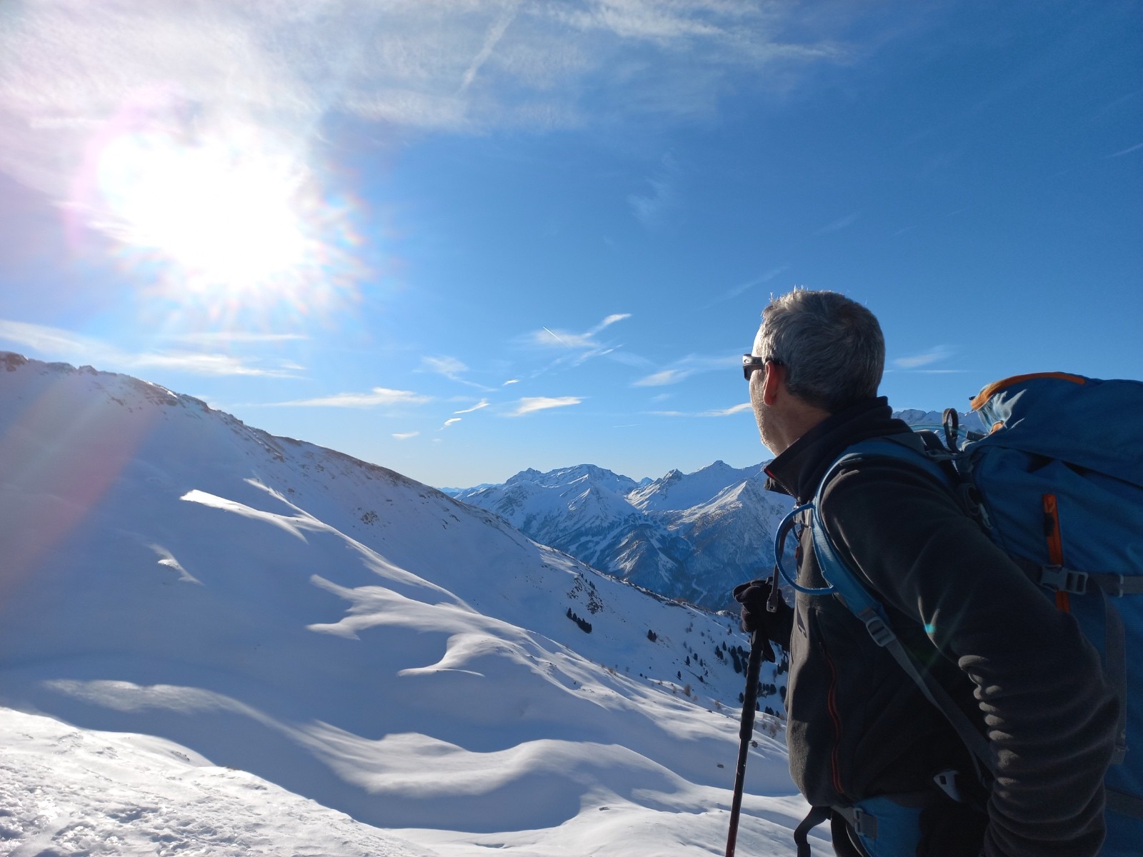 Manu profite du soleil après l'ombre de la montée