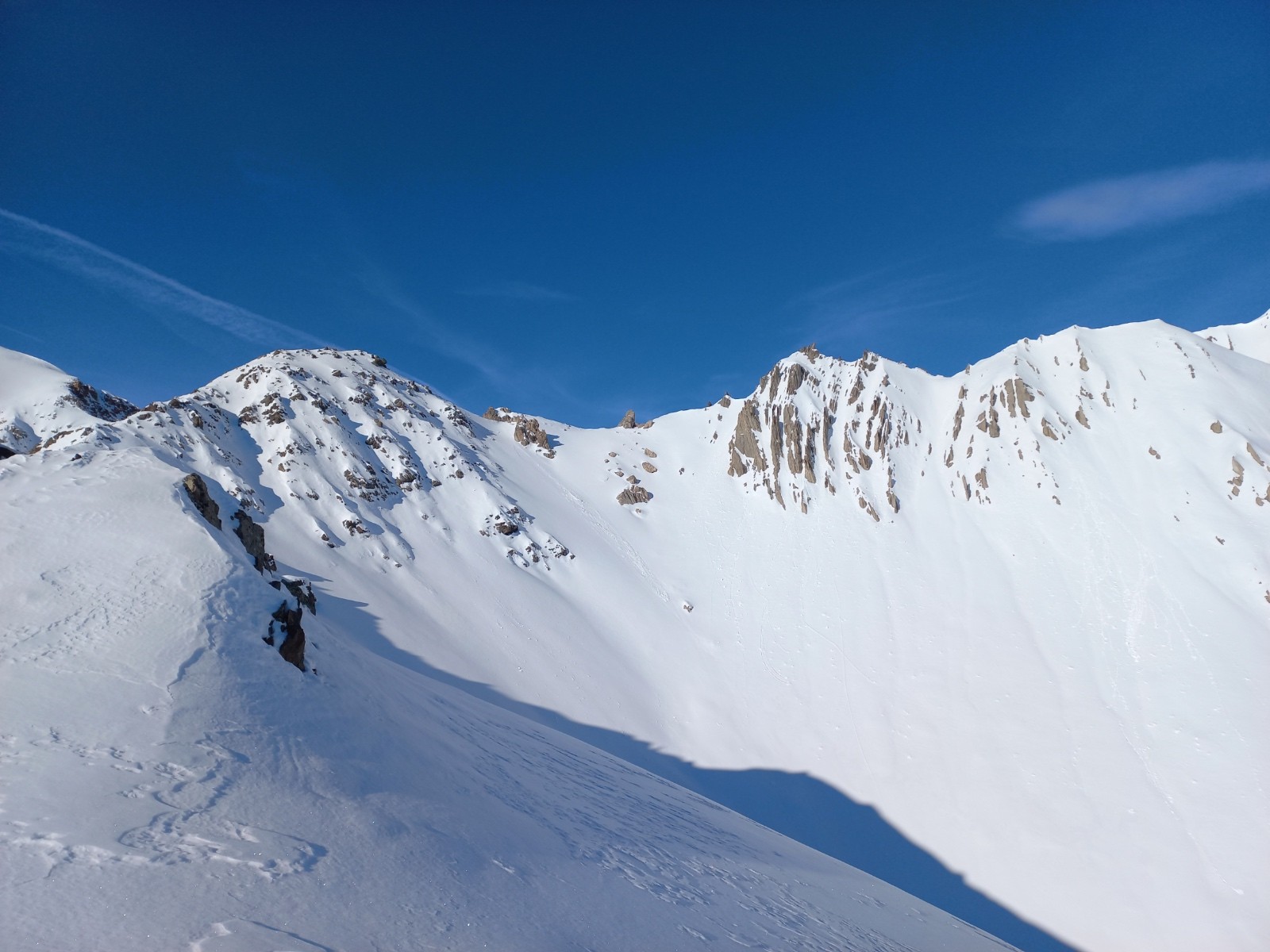 depuis le col , petit cirque à traverser normalement vers le monolithe