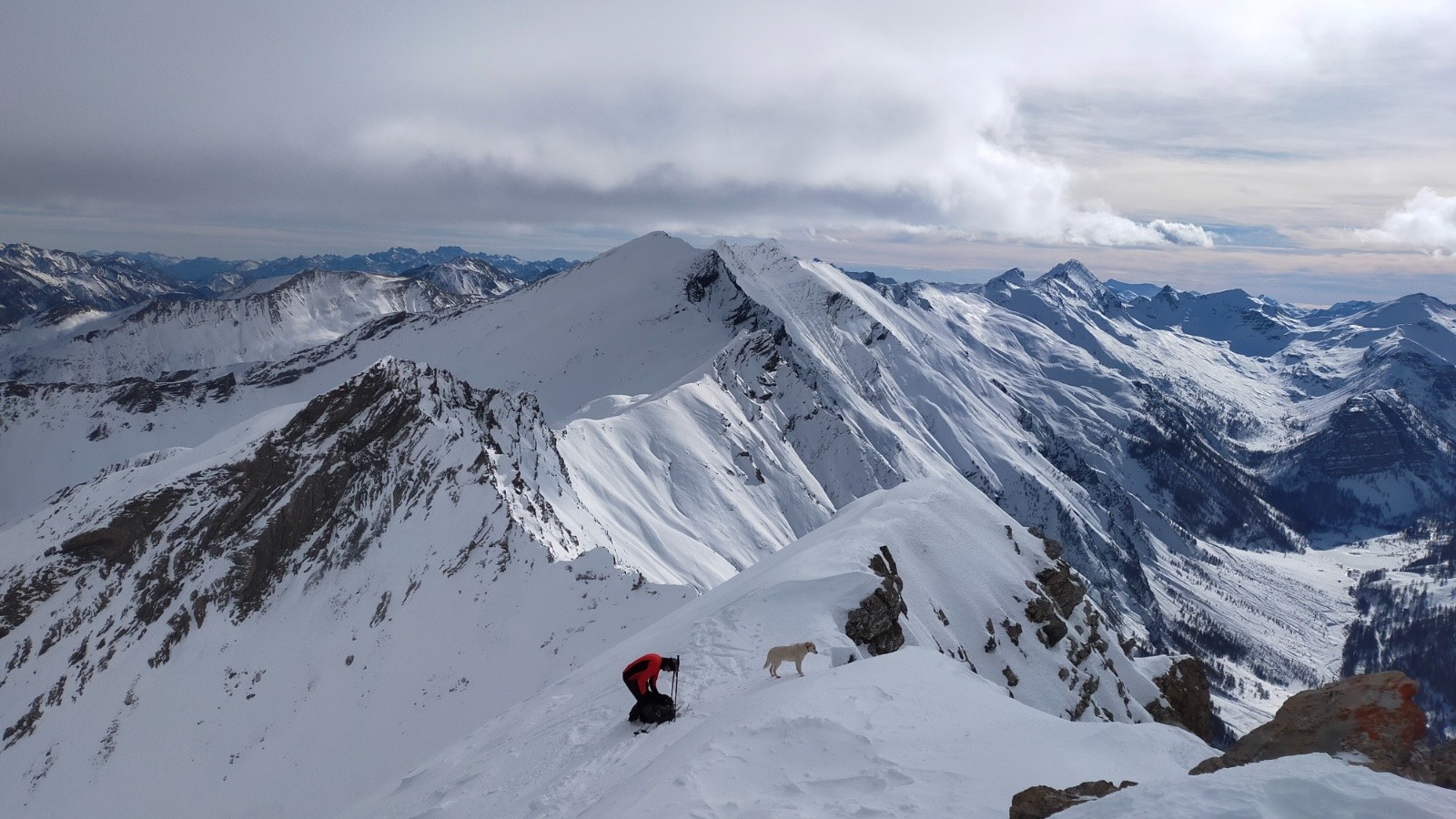 &nbsp;Italien et son chien près du sommet&nbsp;