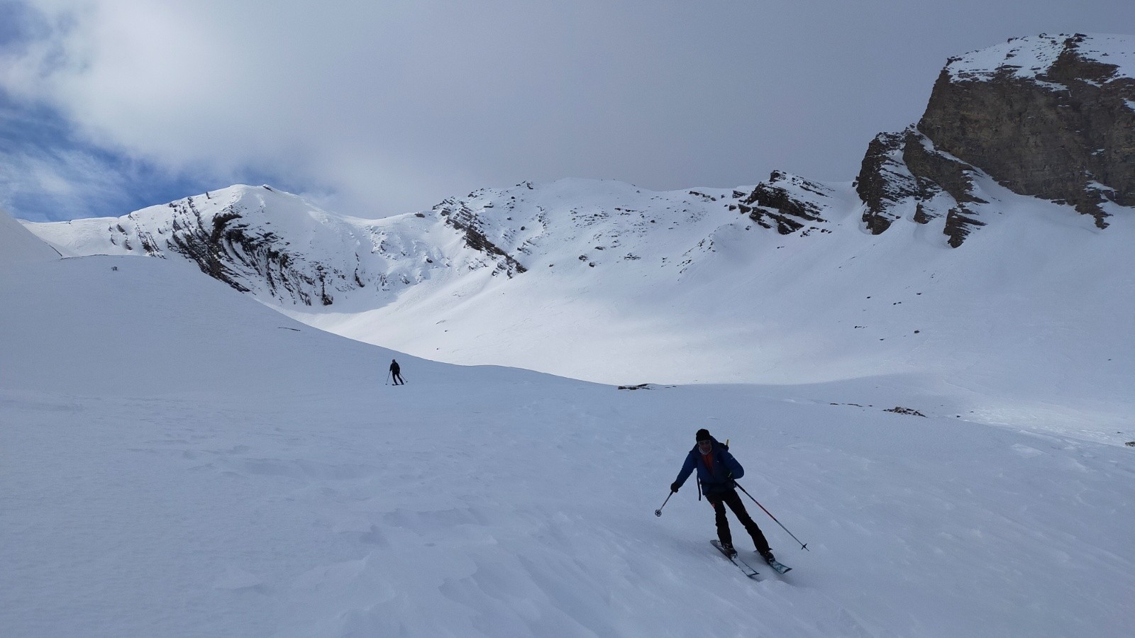 &nbsp;A la descente, face E du bec de l'Aigle au fond&nbsp;